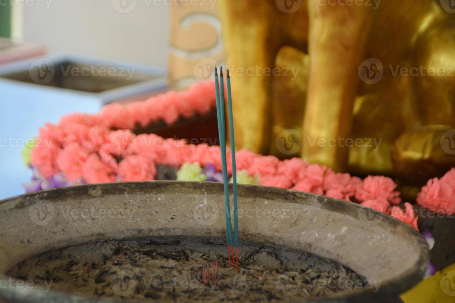 3 ardente aromatico blu incenso bastoni dentro tempio. foto