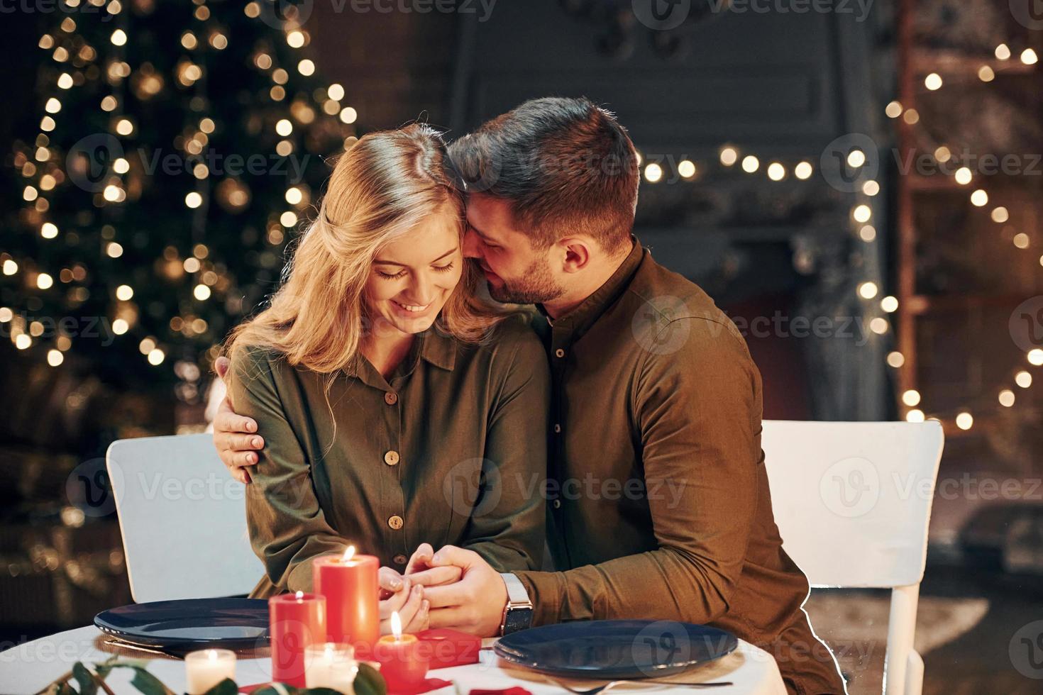 concezione di relazioni. giovane bello coppia avere romantico cena in casa insieme foto