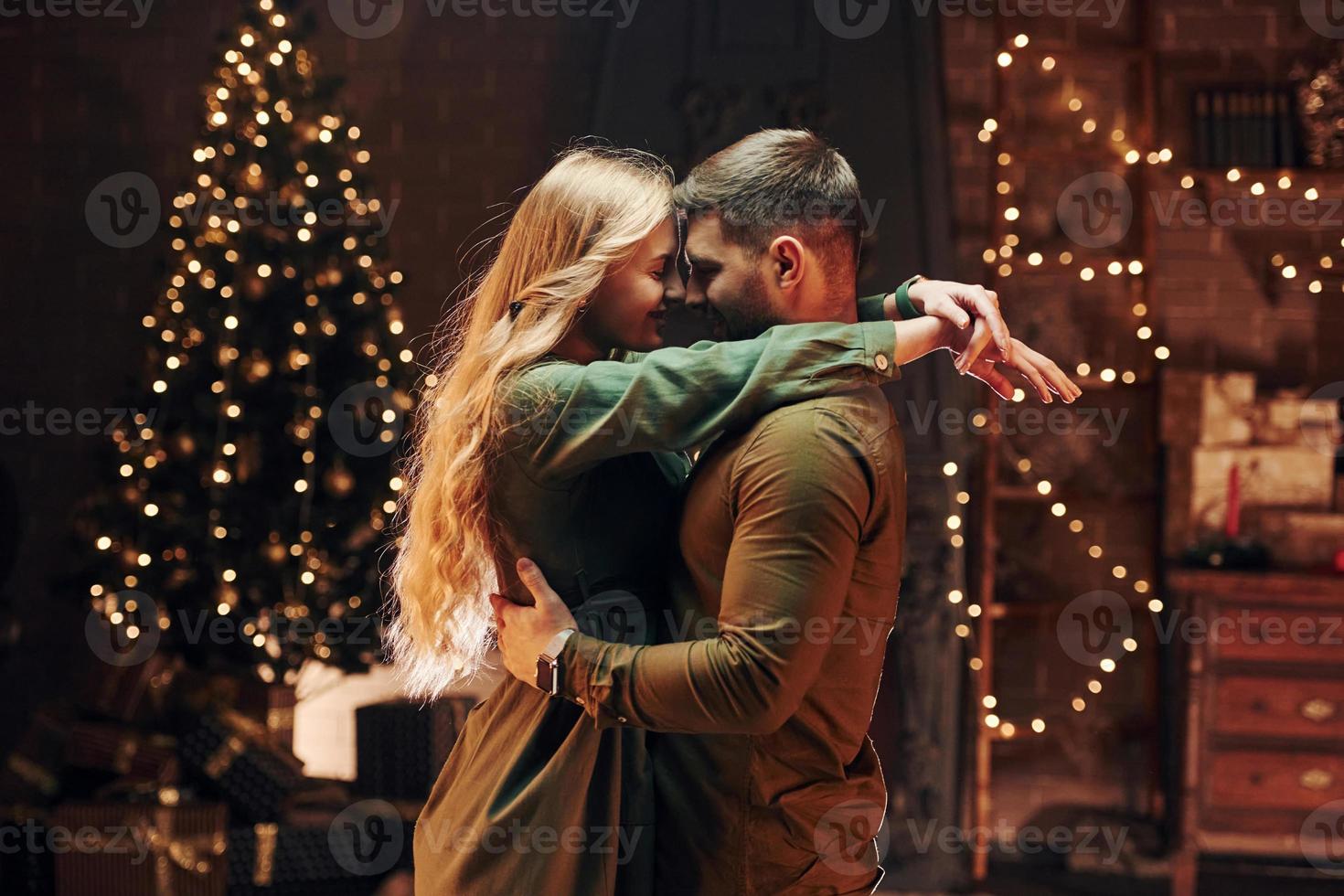 in piedi e Abbracciare una persona ogni Altro. giovane bello coppia avere romantico cena in casa insieme foto