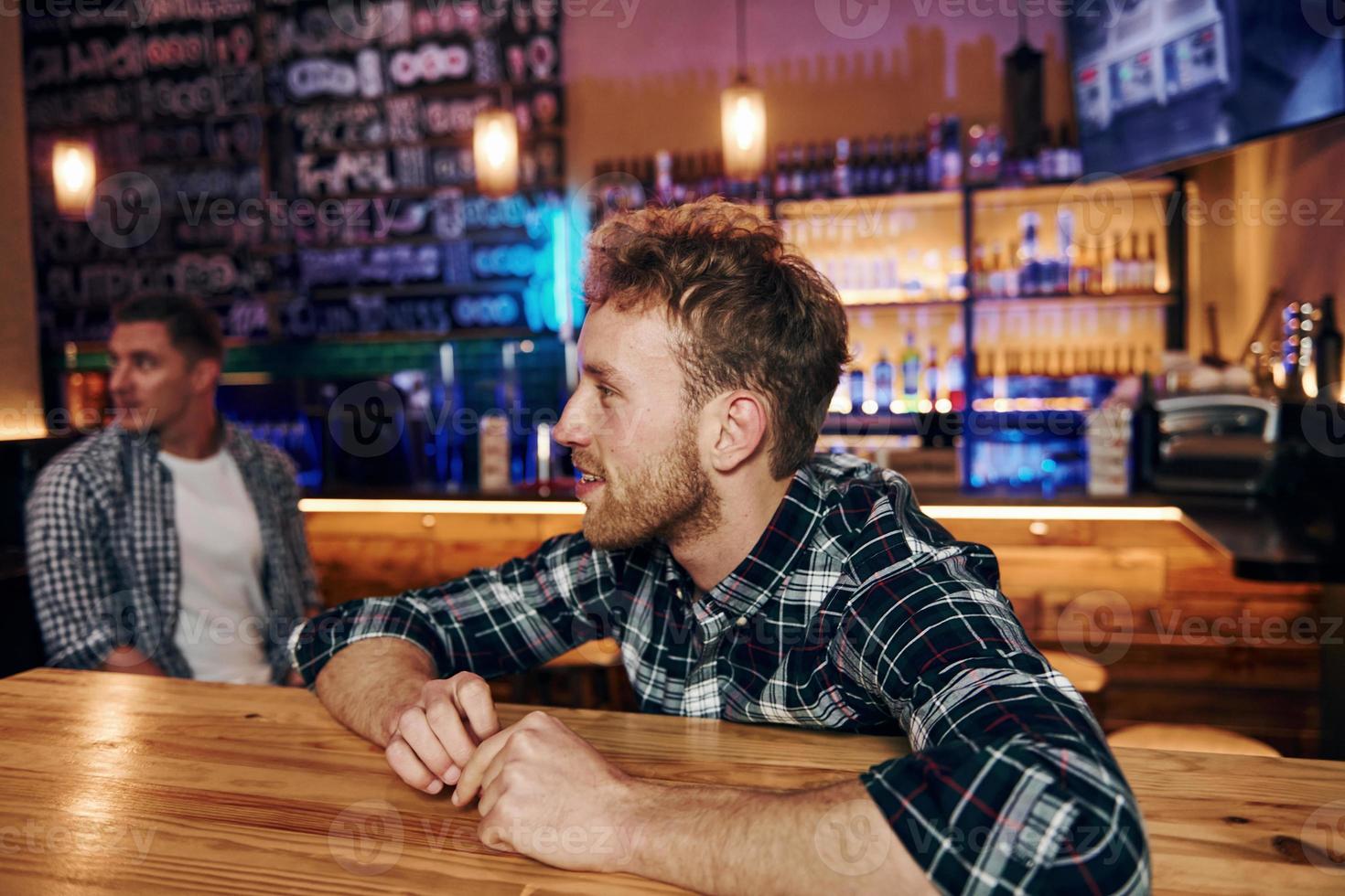 gruppo di persone insieme in casa nel il pub avere divertimento a fine settimana tempo foto