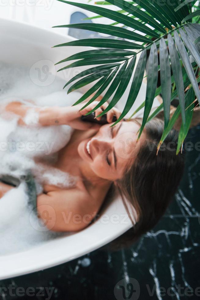 superiore Visualizza. bellissimo giovane donna avere gratuito tempo a casa nel il bagno foto