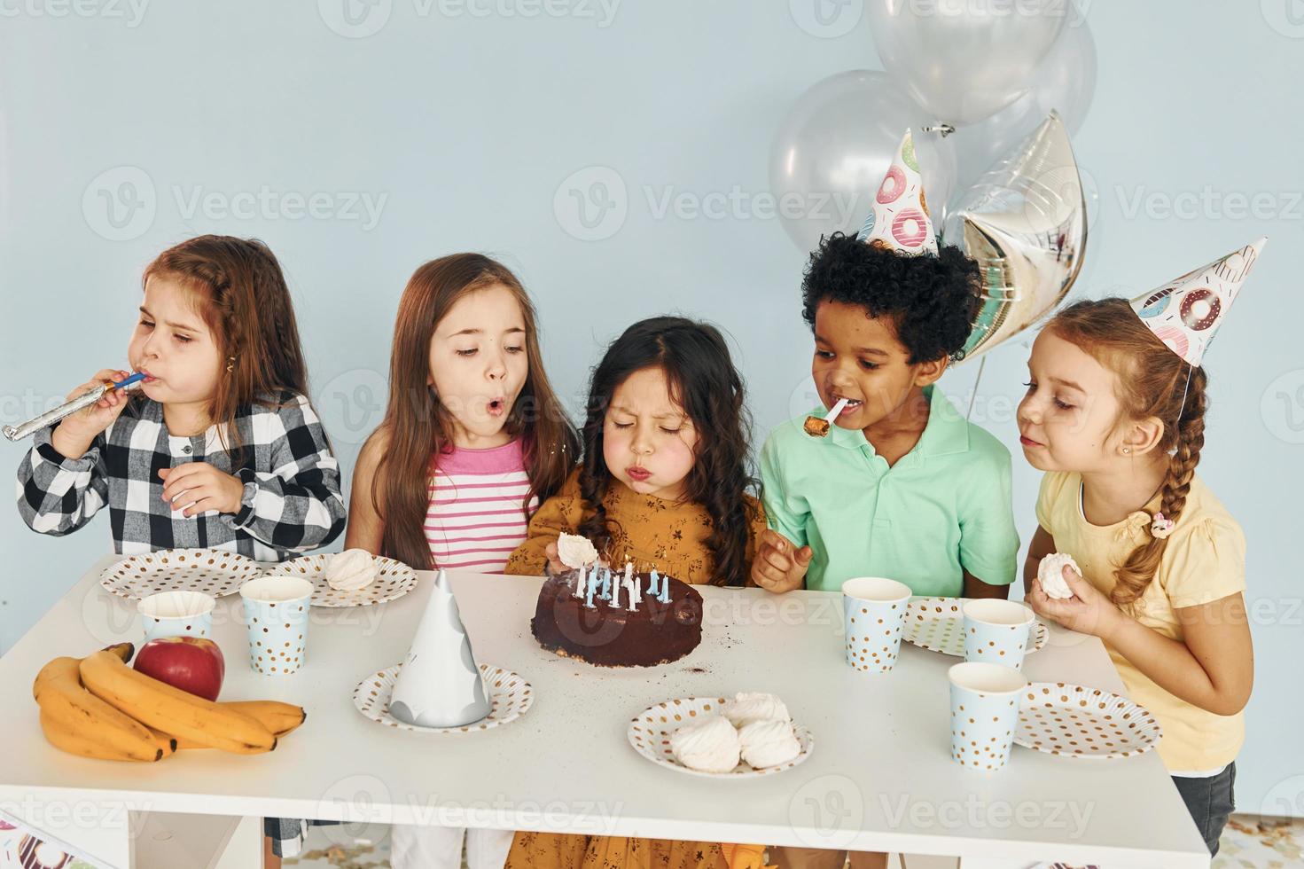 vacanza torta. bambini su festeggiare compleanno festa in casa avere divertimento insieme foto