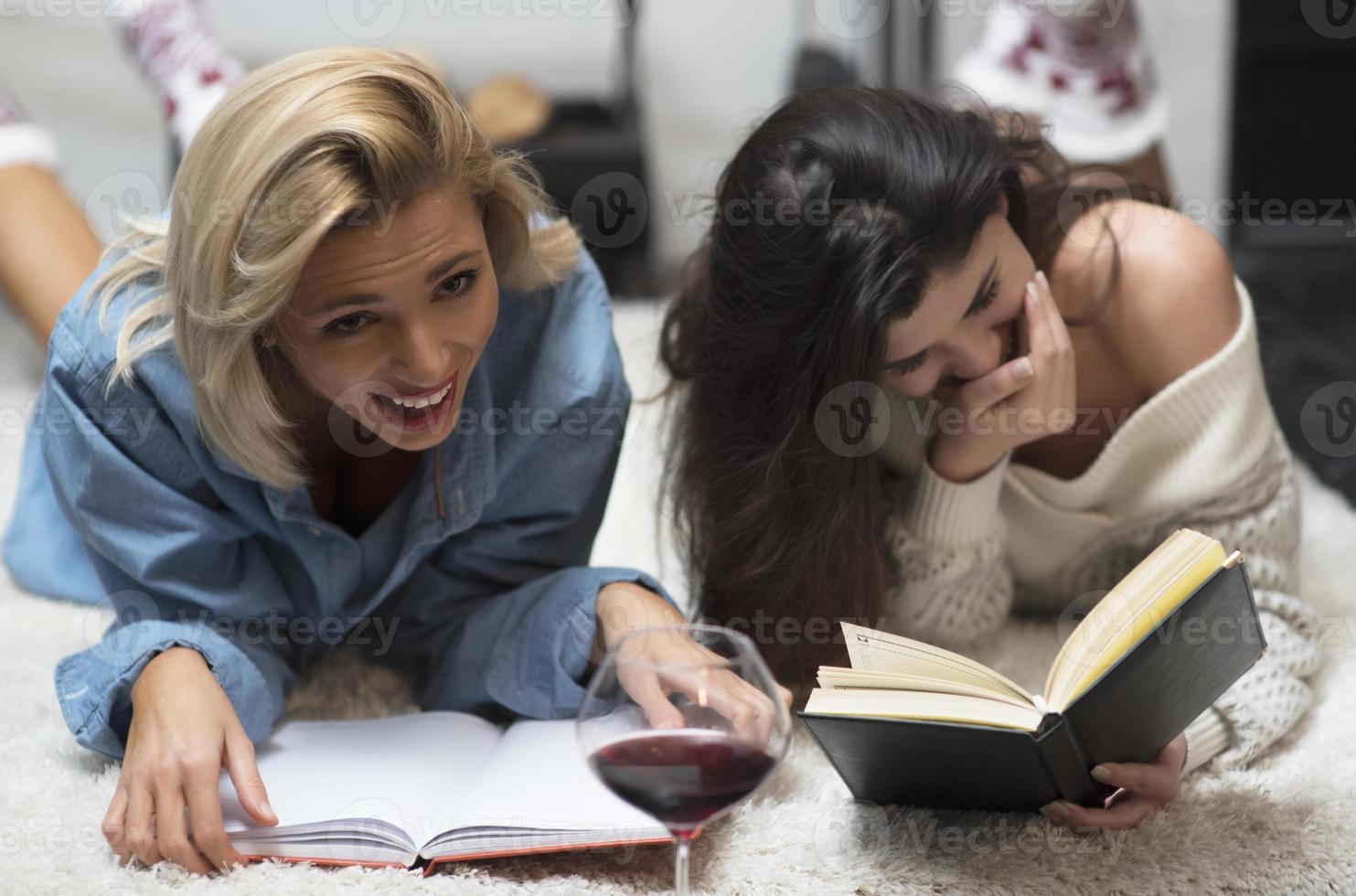 Due femmina amici potabile vino. vita scaletta concetto. foto