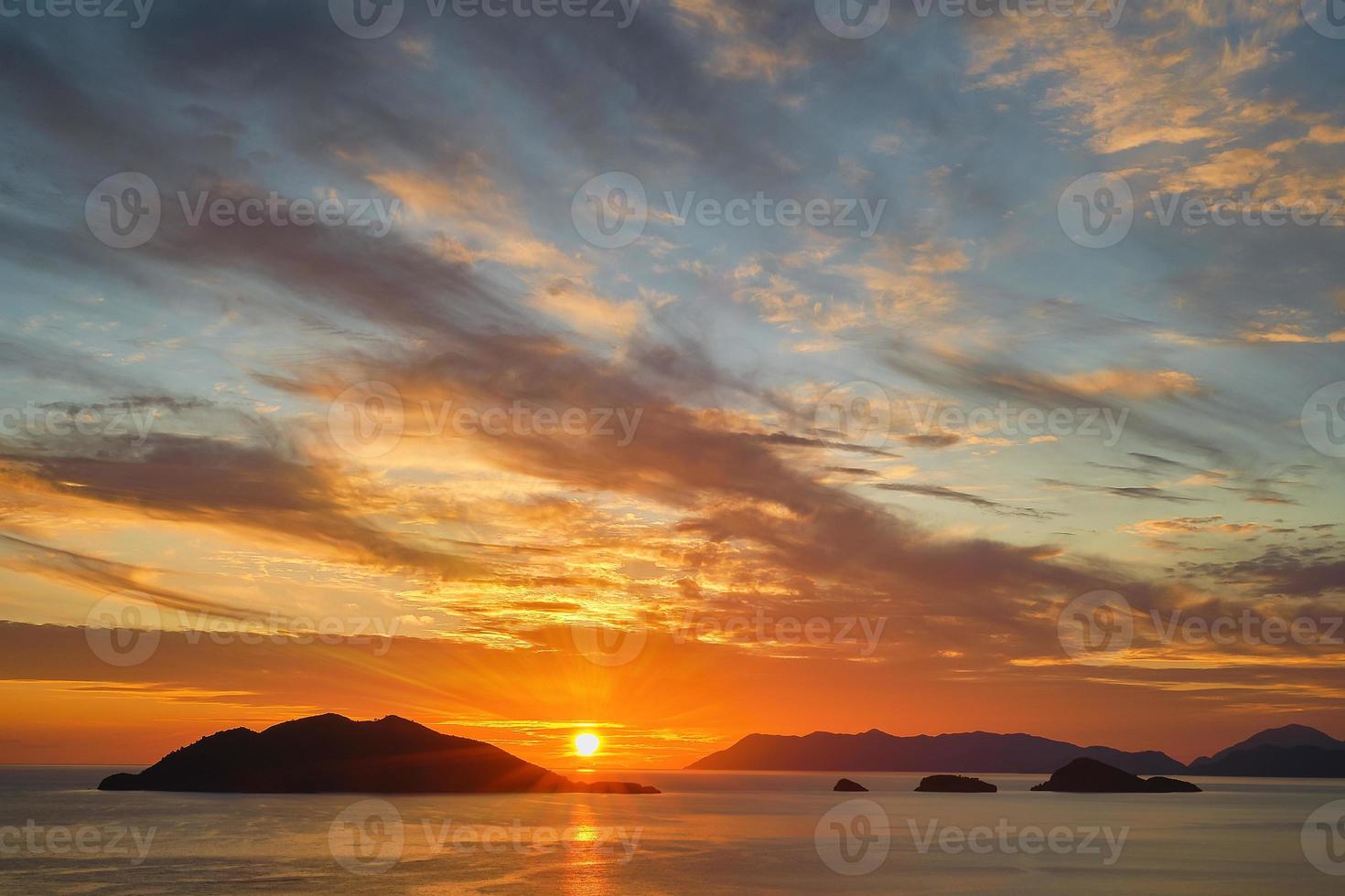 drammatico tramonto cielo al di sopra di il isole nel il Egeo mare, luce del sole in il telecamera. idea per sfondo o sfondo. mozzafiato tramonto al di sopra di il mare, vacanza tempo foto