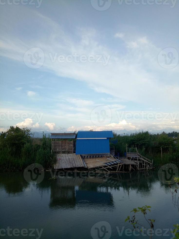 rotto capanna di il fiume foto