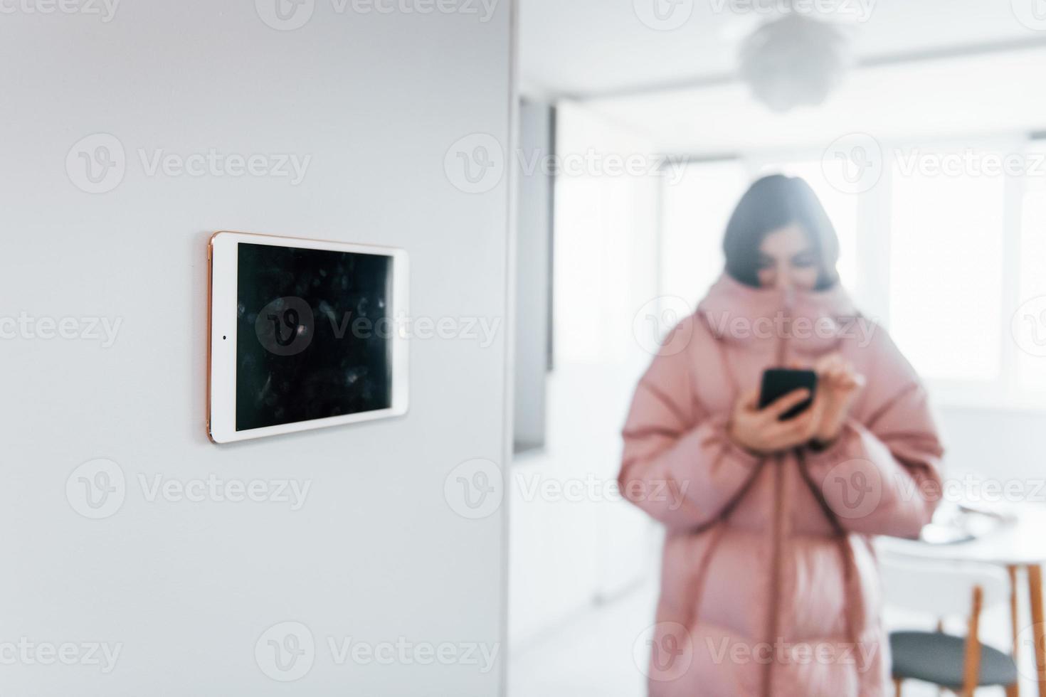 clima controllo. giovane donna è in casa nel inteligente Casa camera a giorno foto