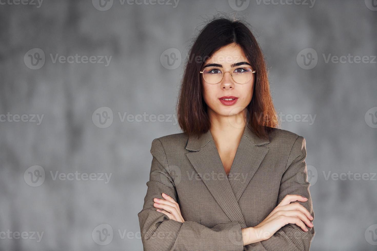 giovane donna nel formale Abiti è al chiuso. concezione di stile foto