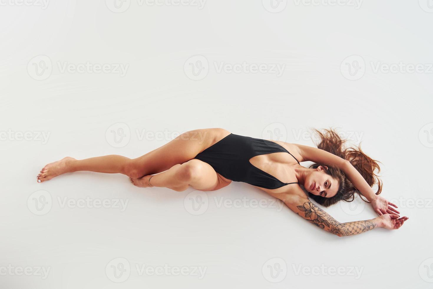 bellissimo seducente sportivo donna con sexy corpo è in posa nel il studio foto