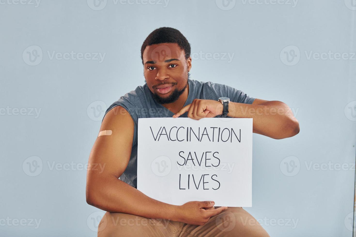 vaccinazione salva vite striscione. giovane africano americano uomo dopo vaccino iniezione foto