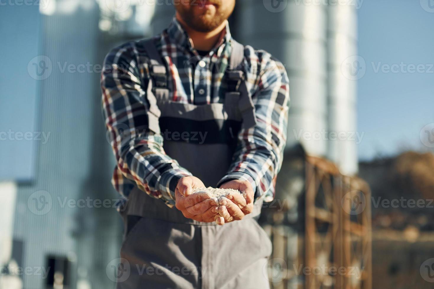 professionale lavoratore è fuori. costruzione lavoratore nel uniforme è all'aperto vicino il fabbrica foto