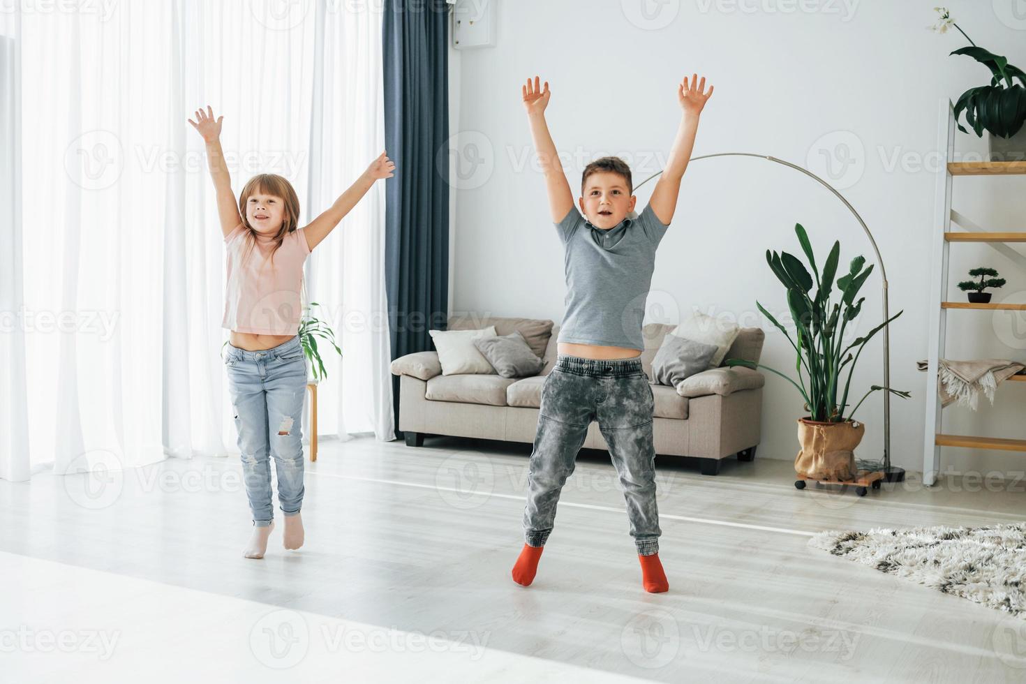 attivo fine settimana tempo spesa. bambini avendo divertimento nel il domestico camera a giorno insieme foto