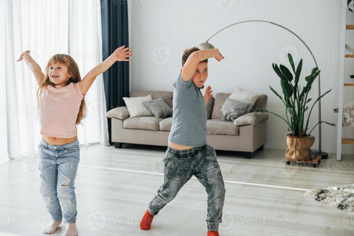 attivo fine settimana tempo spesa. bambini avendo divertimento nel il domestico camera a giorno insieme foto