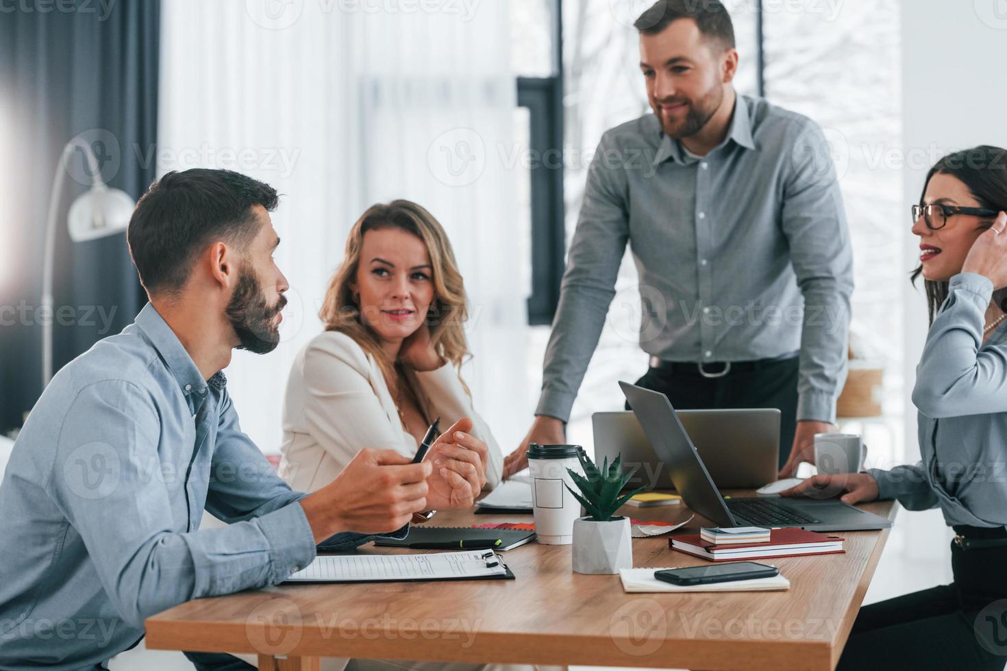 avendo conversazione. gruppo di attività commerciale persone quello Lavorando su il progetto nel il ufficio foto