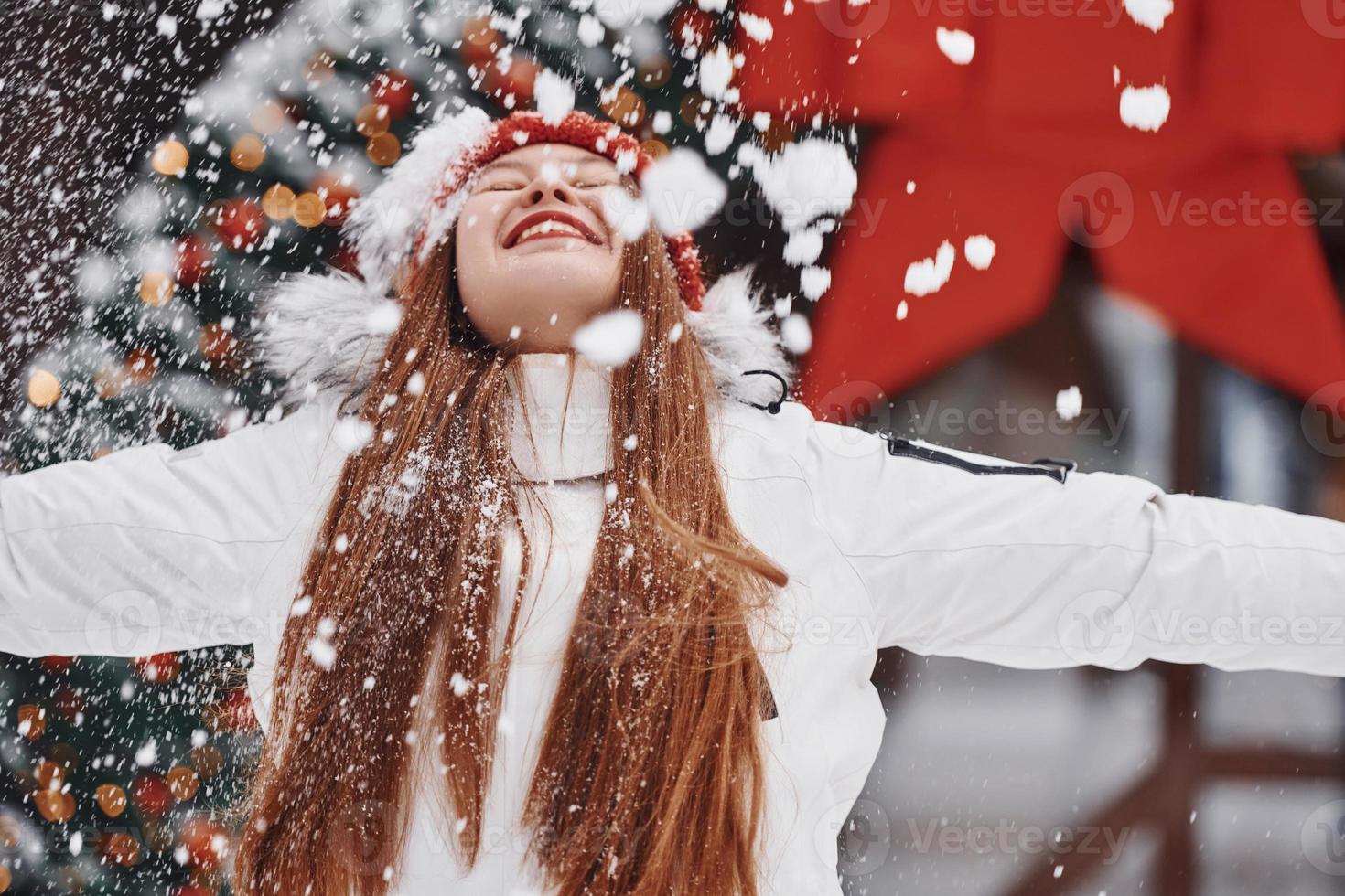 contento giovane donna in piedi all'aperto e festeggiare Natale vacanze foto