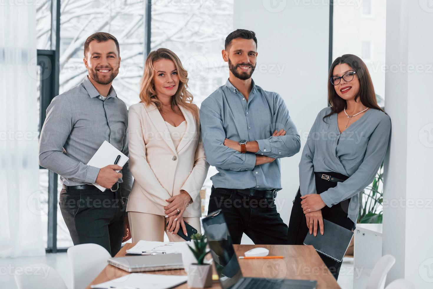 in piedi e in posa. gruppo di attività commerciale persone quello Lavorando su il progetto nel il ufficio foto