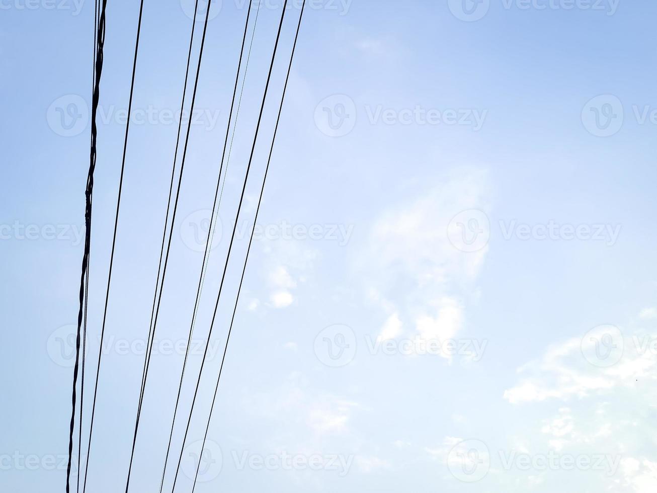 elettrico energia giunzione a il polo rivela il complessità con il luminosa blu cielo nuvole foto