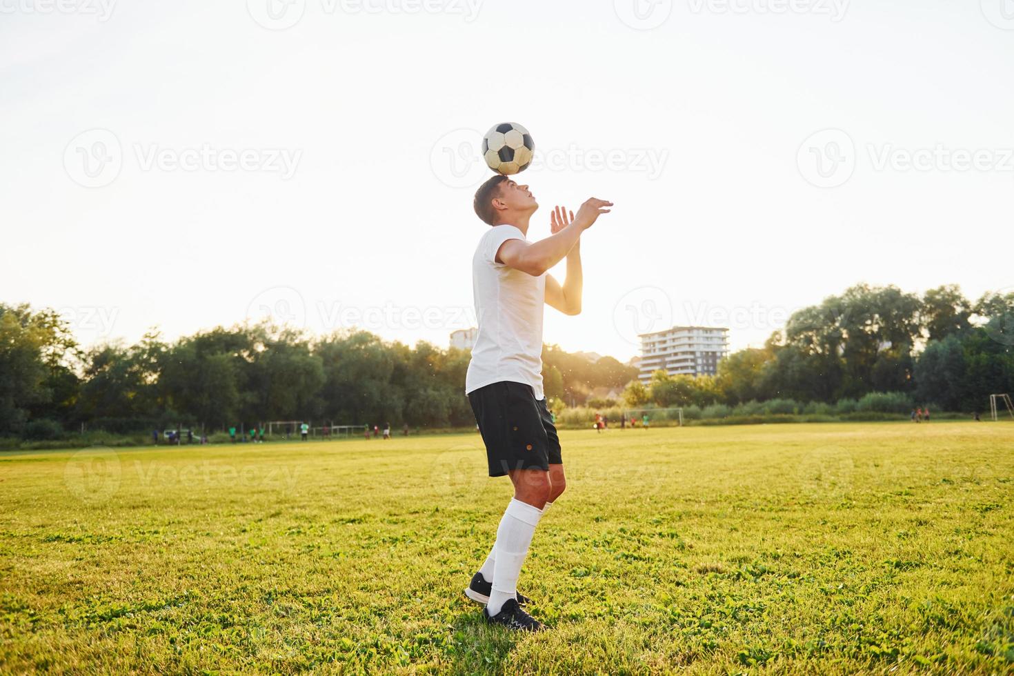 fare diverso trucchi. giovane calcio giocatore avere formazione su il allegro campo foto