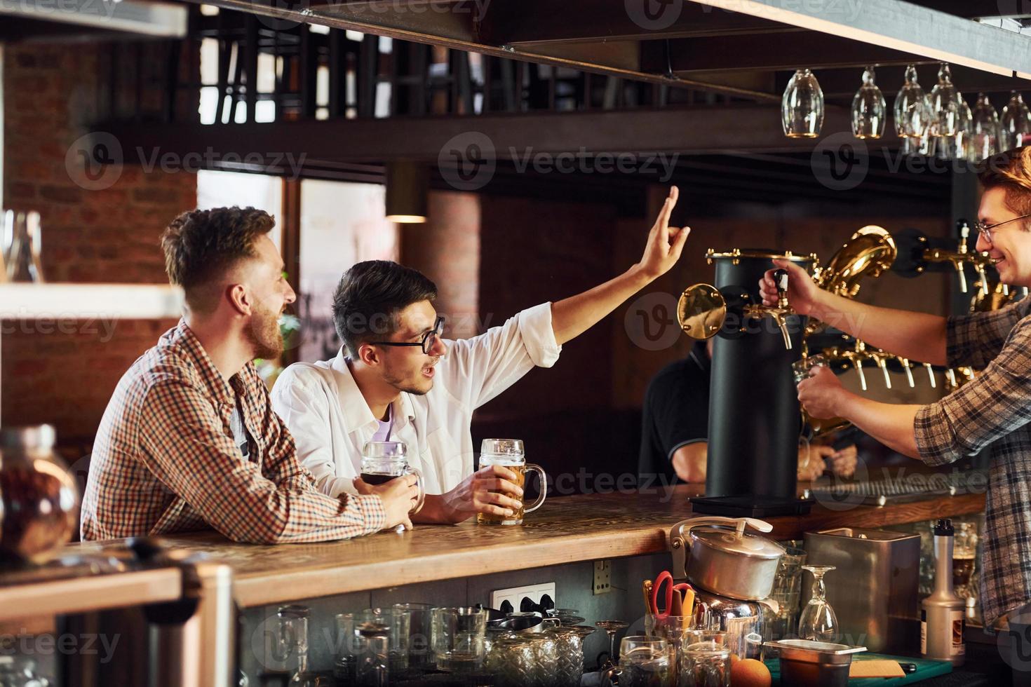 gruppo di persone nel casuale Abiti seduta nel il pub foto