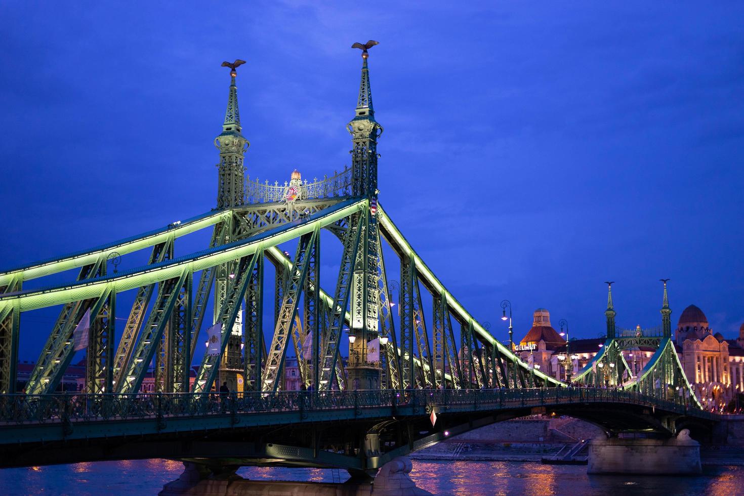 budapest, ungheria, 2020 - ponte illuminato di notte foto