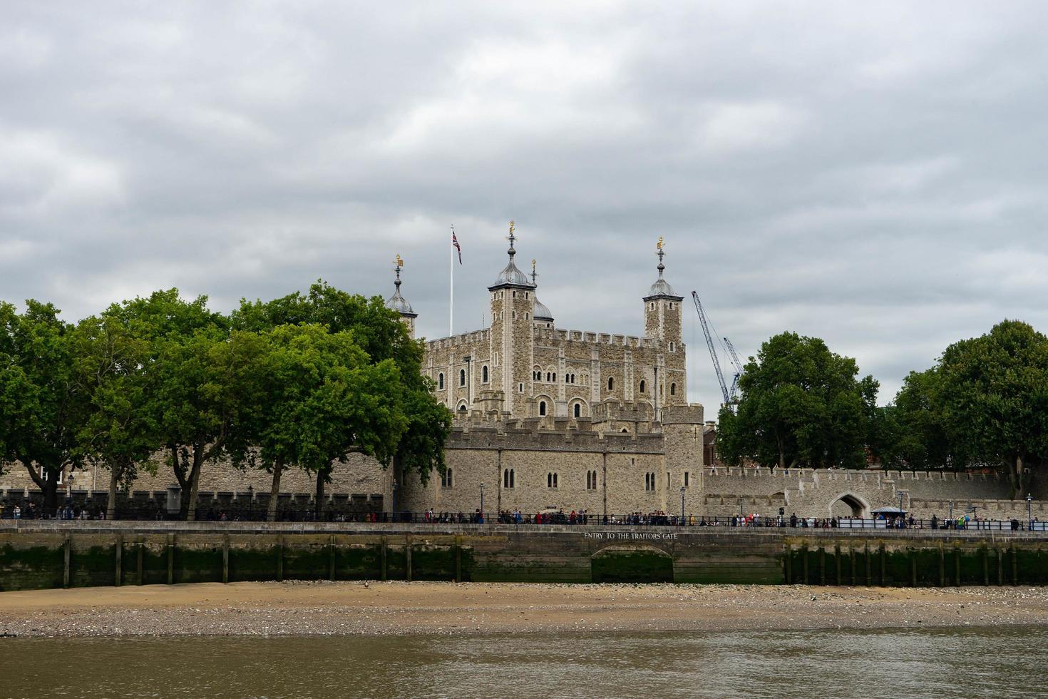 londra, inghilterra, 2020 - persone che visitano la torre di londra durante il giorno foto