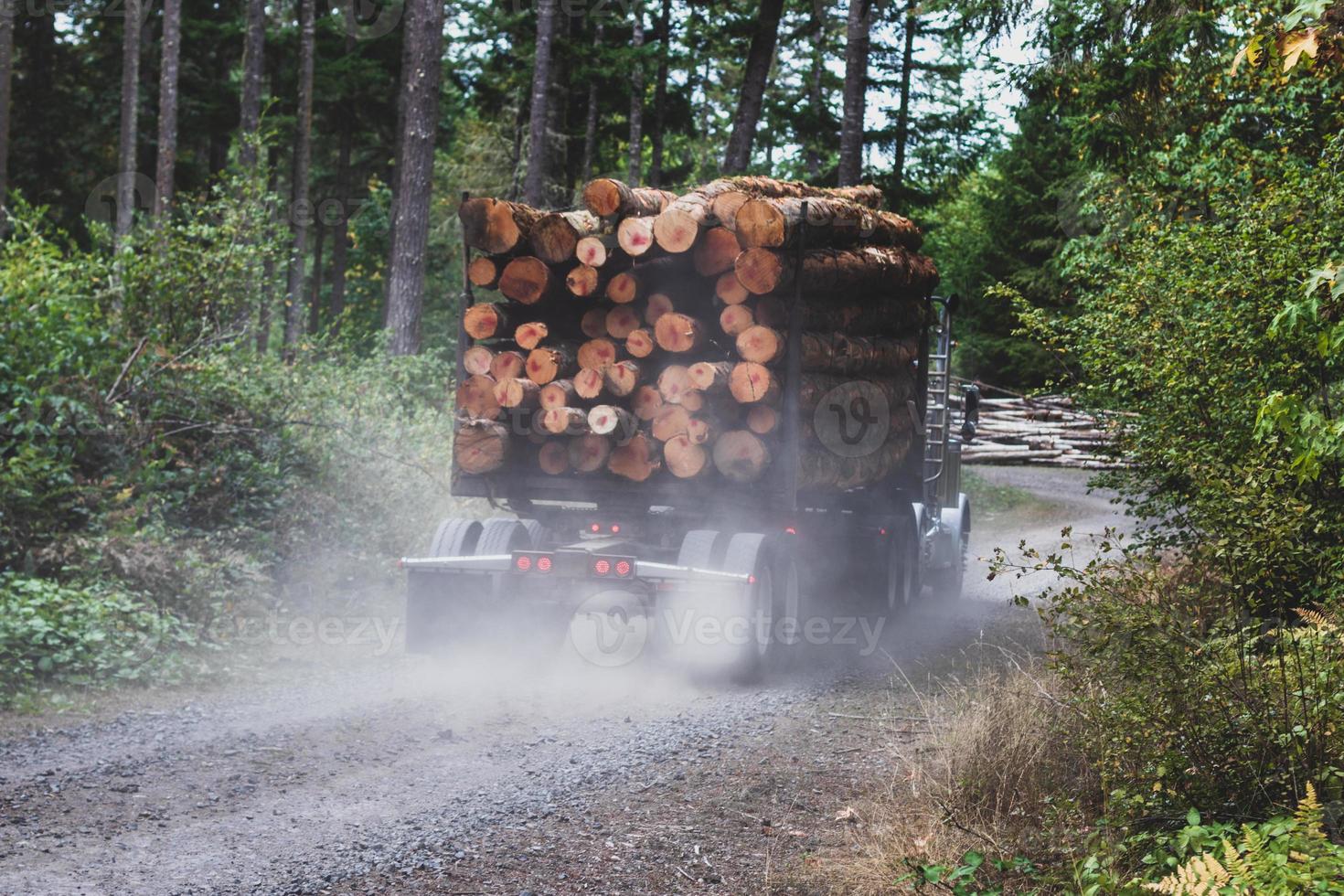 registrazione camion alaggio un' pieno caricare giù un' polveroso sporco strada foto