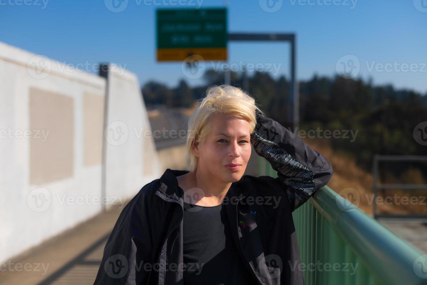 bella bionda donna su il città strade foto