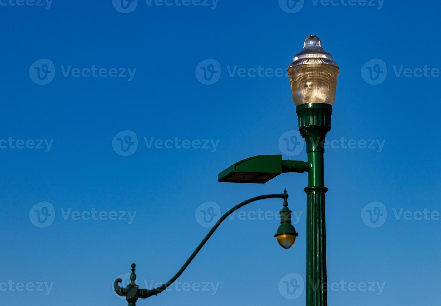 vecchio stile retrò strada lampade contro un' blu cielo foto