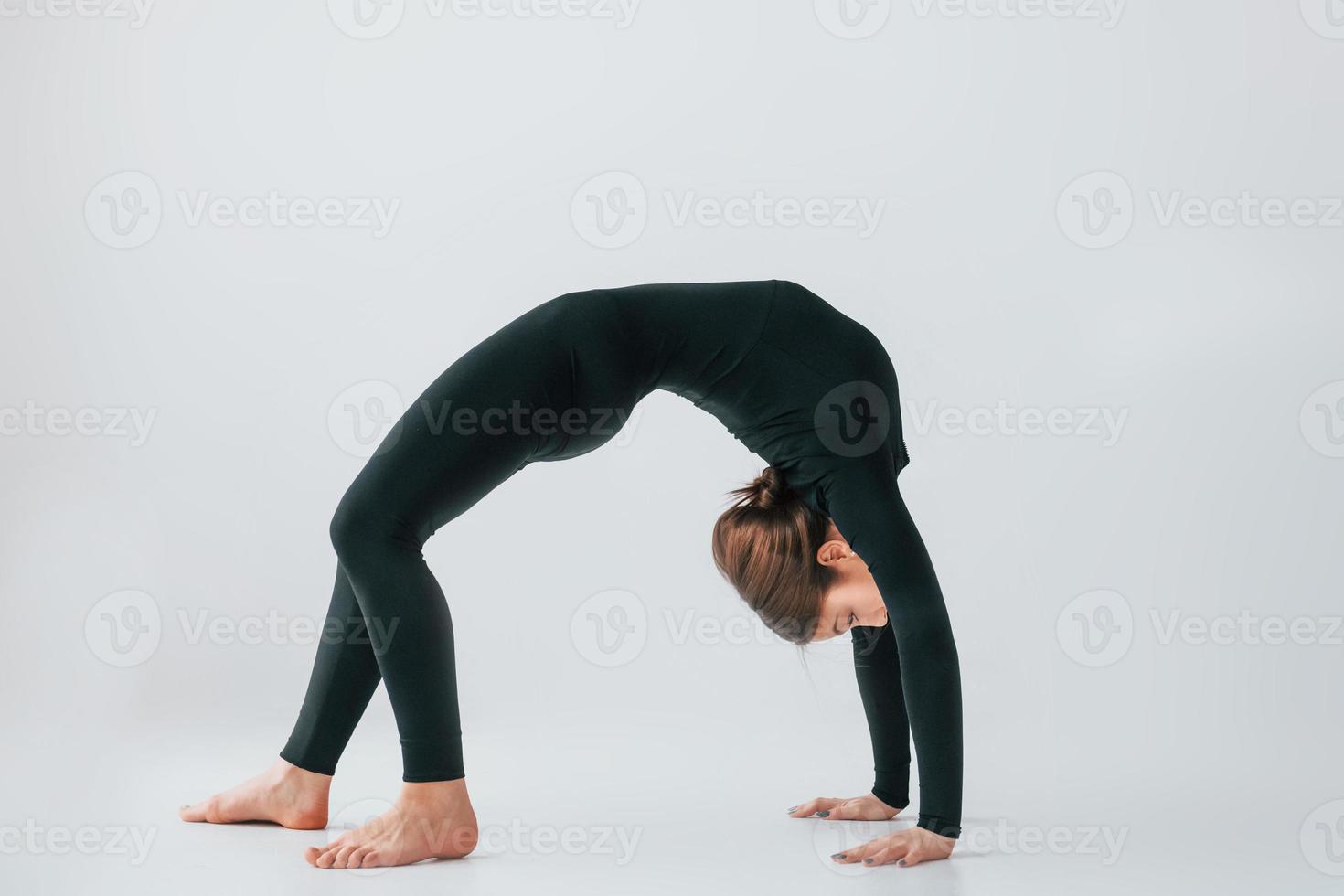 difficile esercizi. giovane donna nel allegro Abiti fare ginnastica in casa  15457975 Stock Photo su Vecteezy