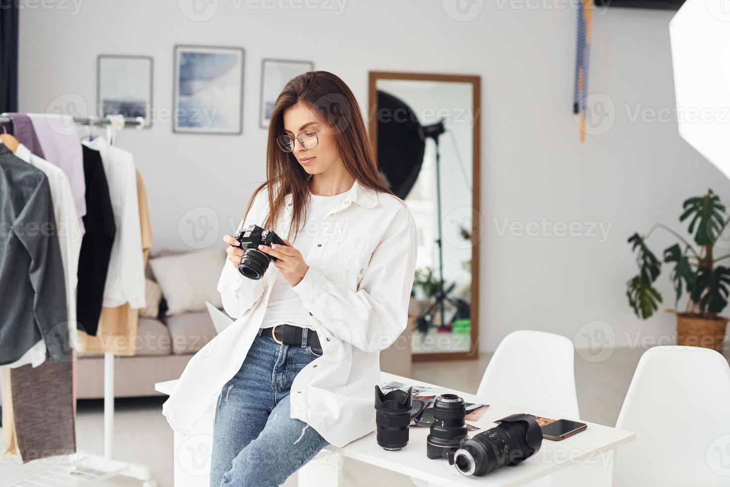 femmina fotografo nel casuale Abiti è Lavorando in casa a giorno foto