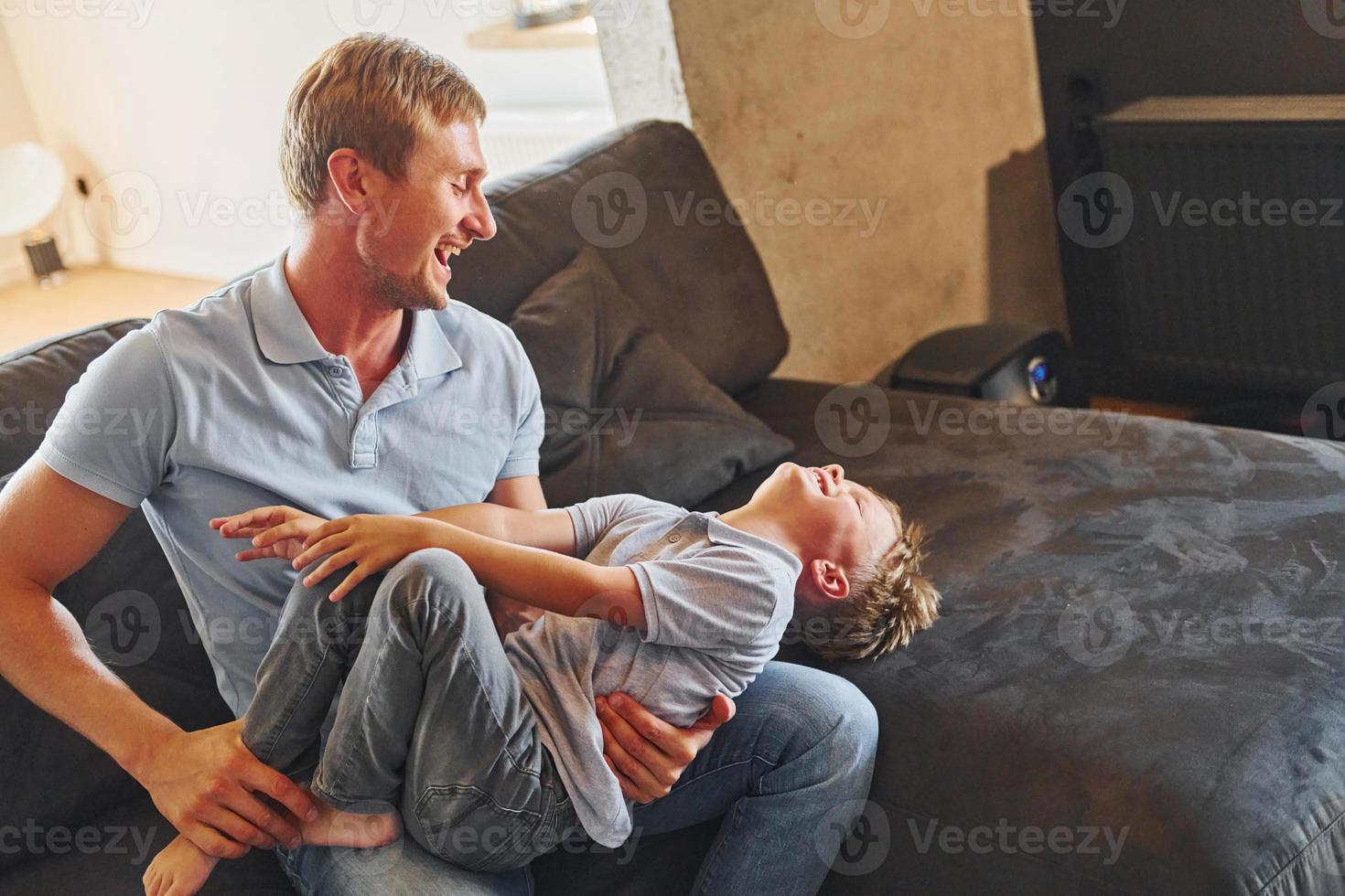 positivo emozioni. padre e figlio è in casa a casa insieme foto