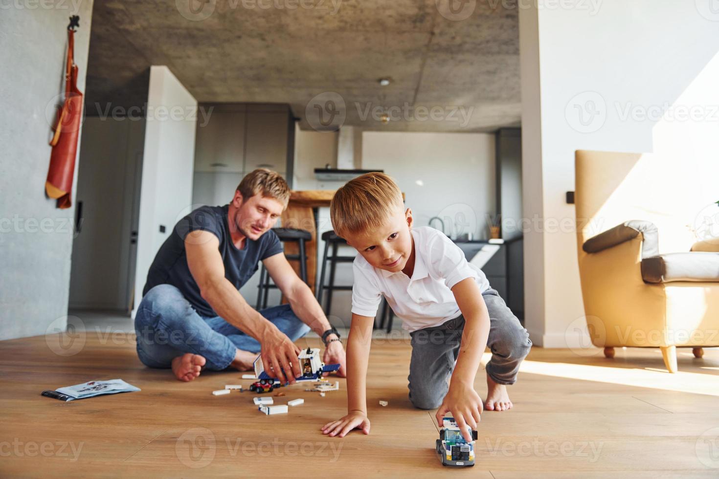 giocando con costruttore. padre e figlio è in casa a casa insieme foto