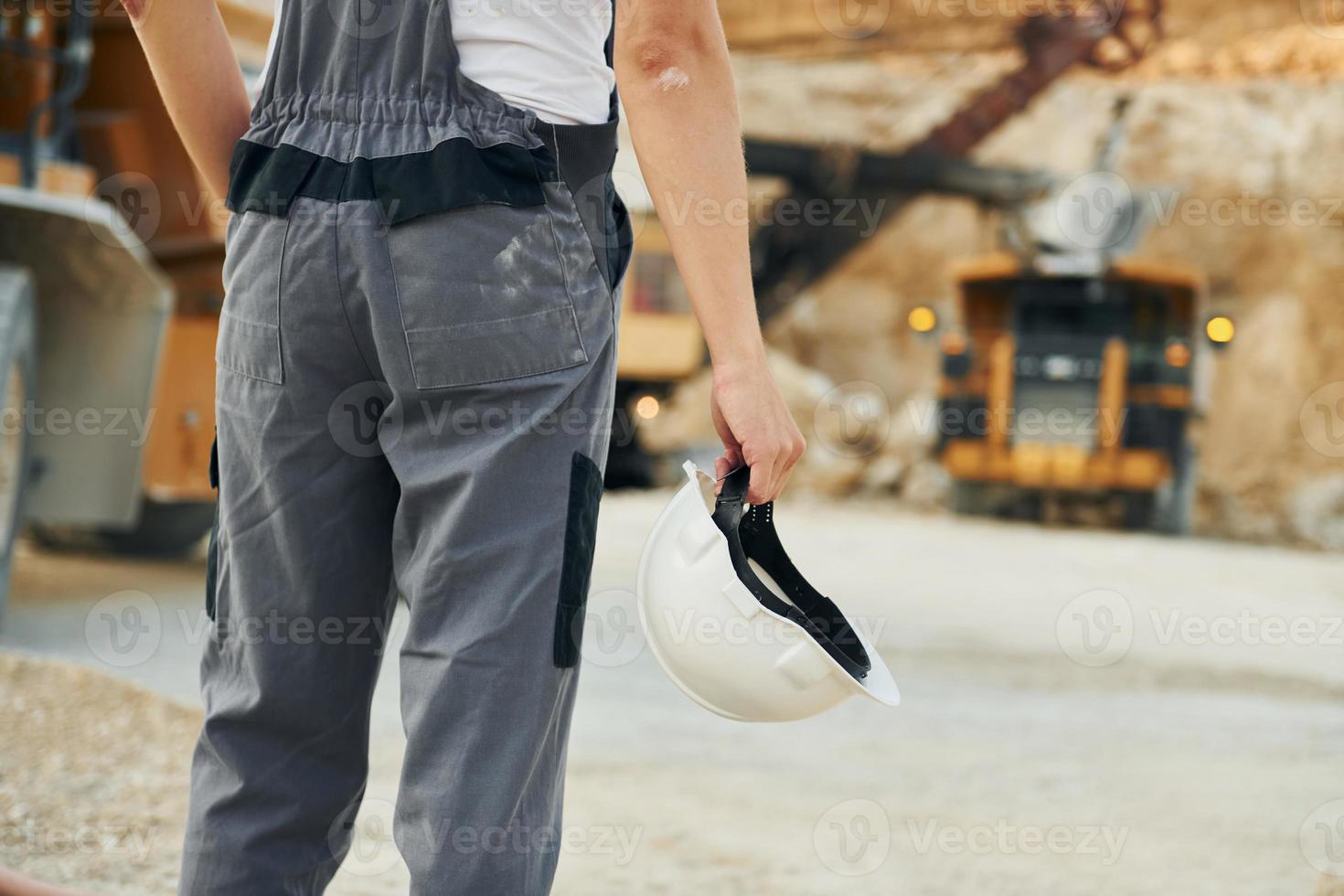 posteriore Visualizza. lavoratore nel professionale uniforme è su il prestito fossa a giorno foto