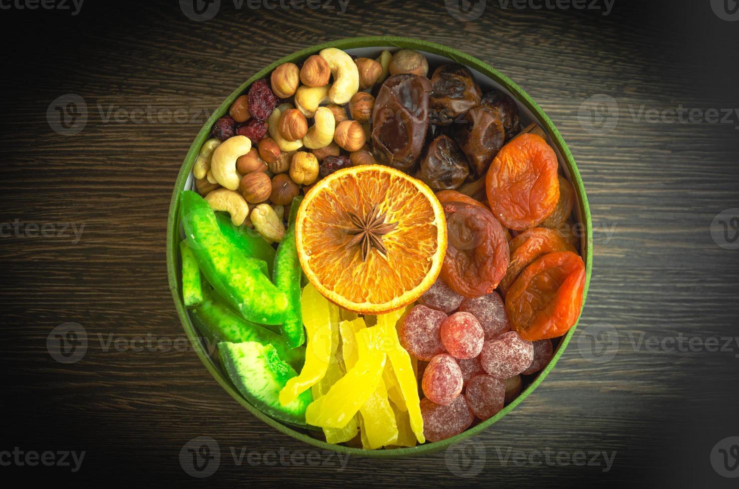 nel il scatola noccioline, secco frutta e canditi frutta, un' utile regalo foto