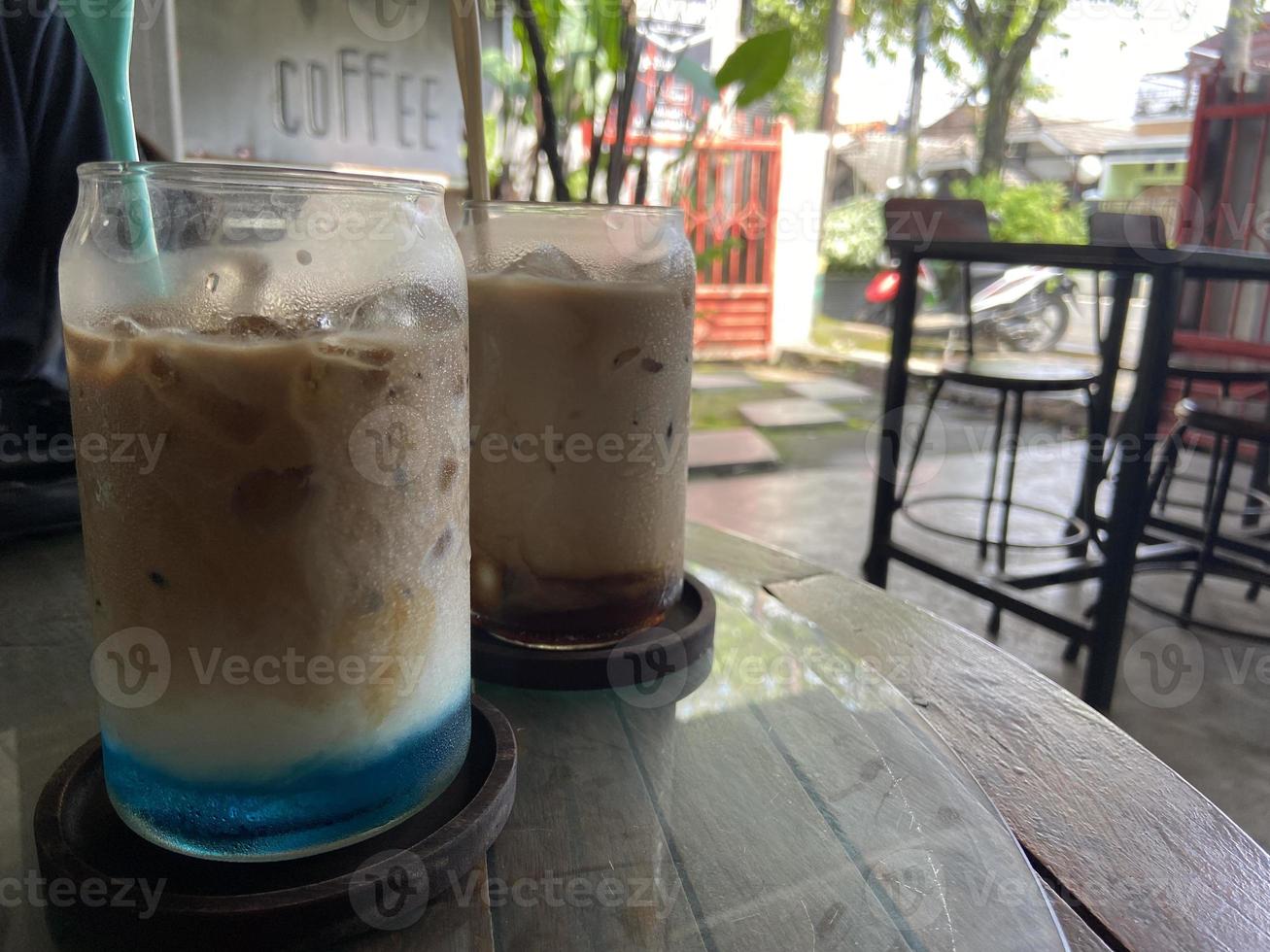 bicchiere di un' ghiacciato caffè con crema latte. freddo infuso caffè bevanda con Ghiaccio. presto mattina sole luce. copia spazio. foto