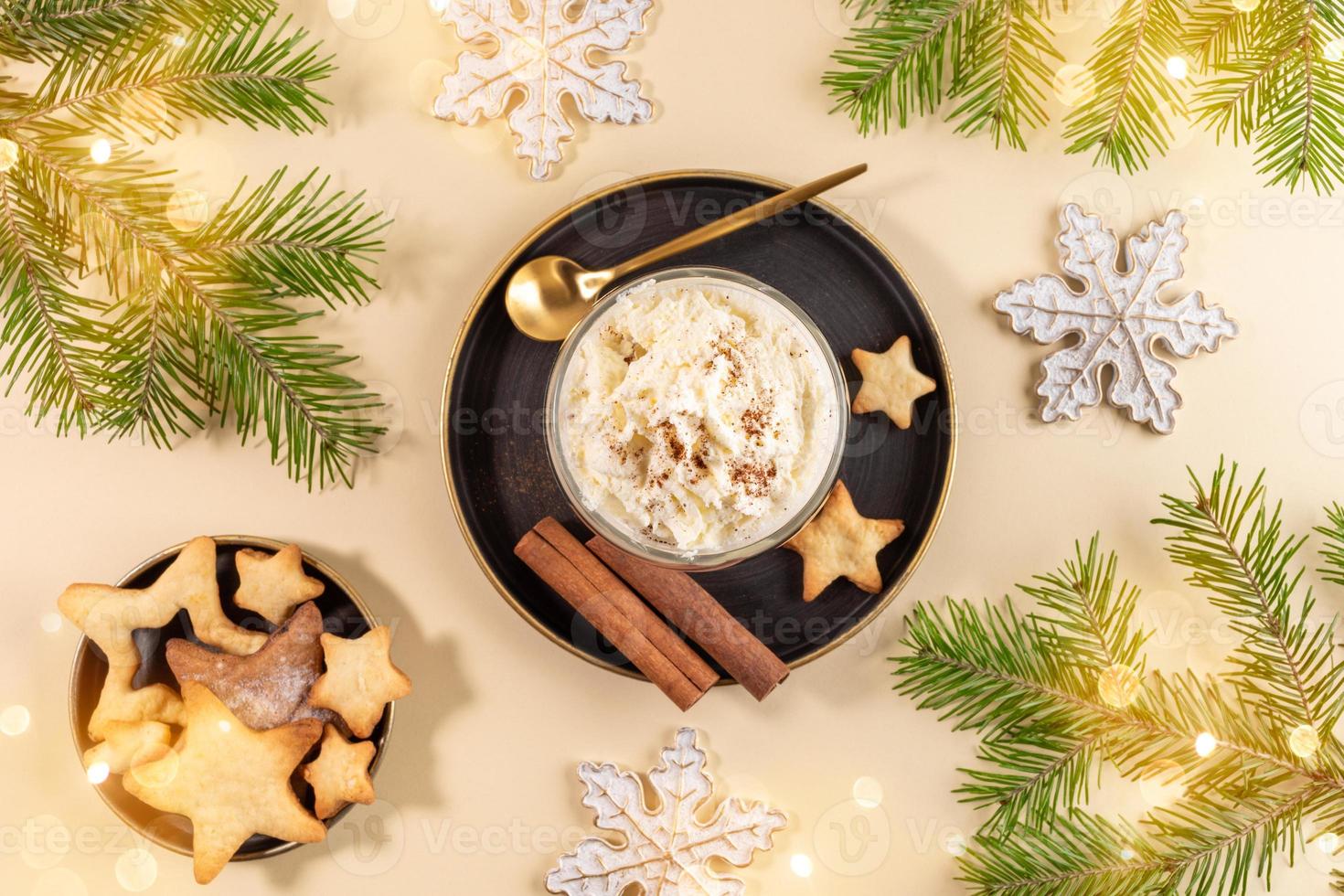 Natale disposizione con cremoso zabaione, biscotti stelle, abete rami, fiocchi di neve, natale luci su beige. foto