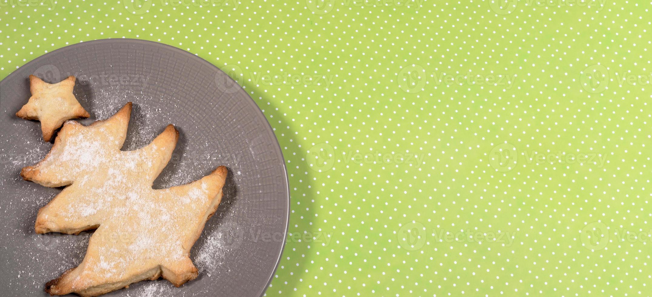 festivo bandiera con fatti in casa cottura al forno come Natale albero su grigio piatto su polka puntini verde sfondo. foto