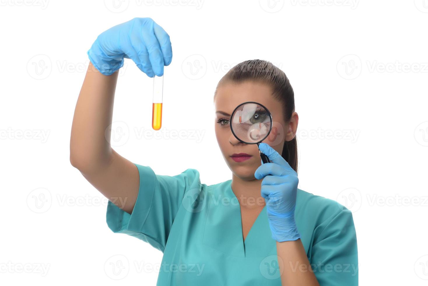 ritratto di grave medico donna Tenere siringa con covid19 vaccino. foto