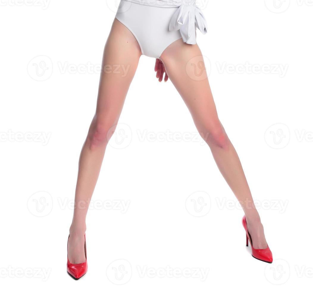 femmina modello con bellissimo gambe su alto colline foto