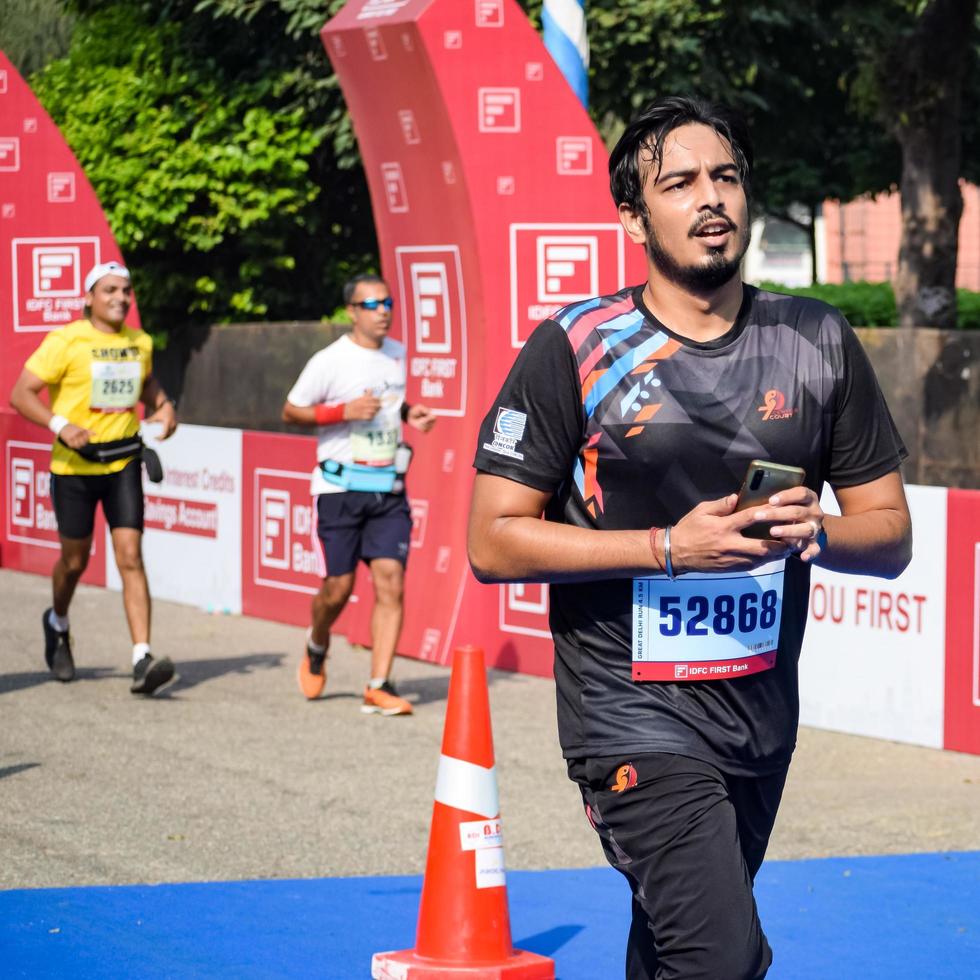 nuovo delhi, India - ottobre 16 2022 - vedanta delhi metà maratona gara dopo covid nel quale maratona partecipanti di per attraversare il finire linea, delhi metà maratona 2022 foto