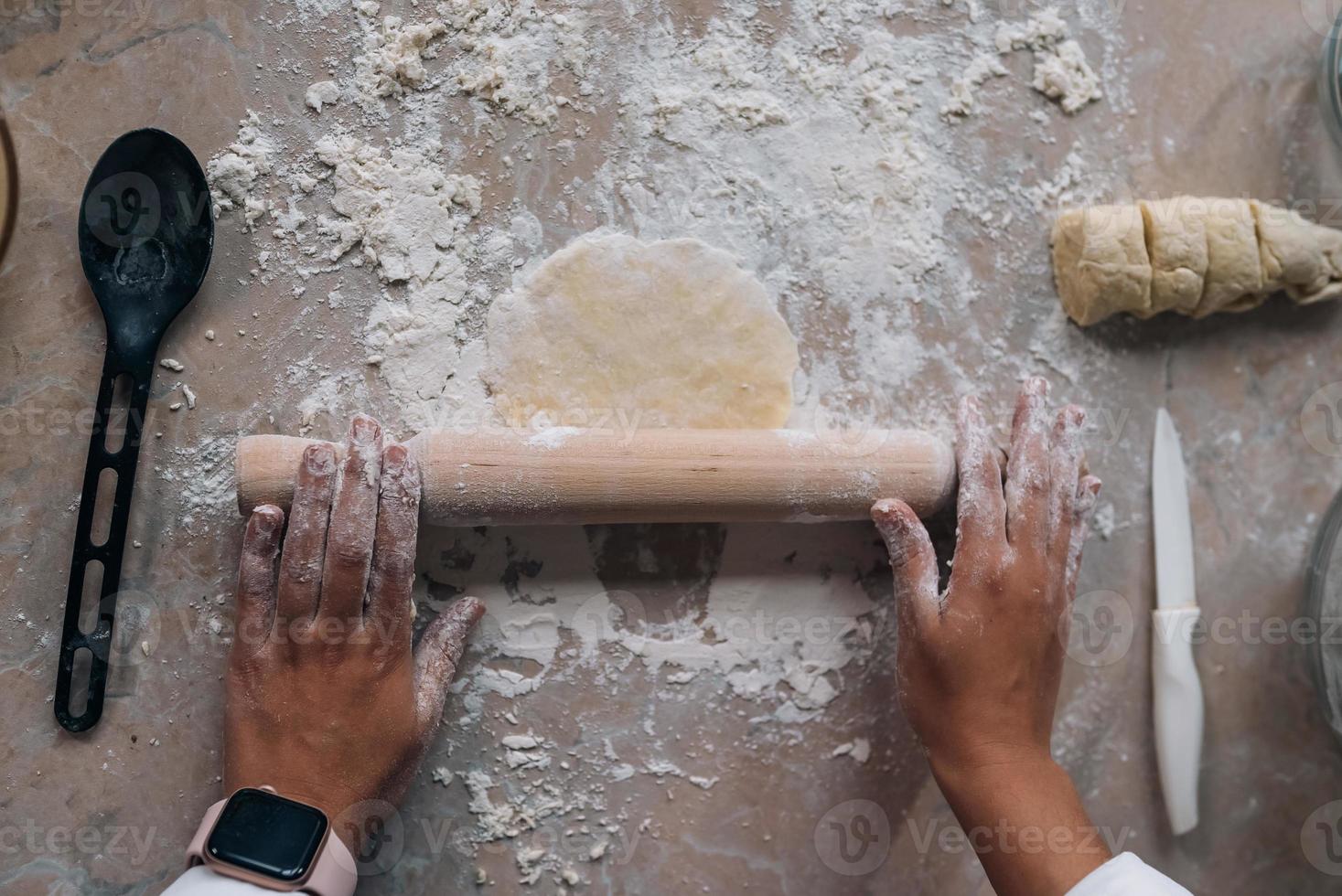 avvicinamento di giovane donna rotolamento Impasto con rotolamento perno foto