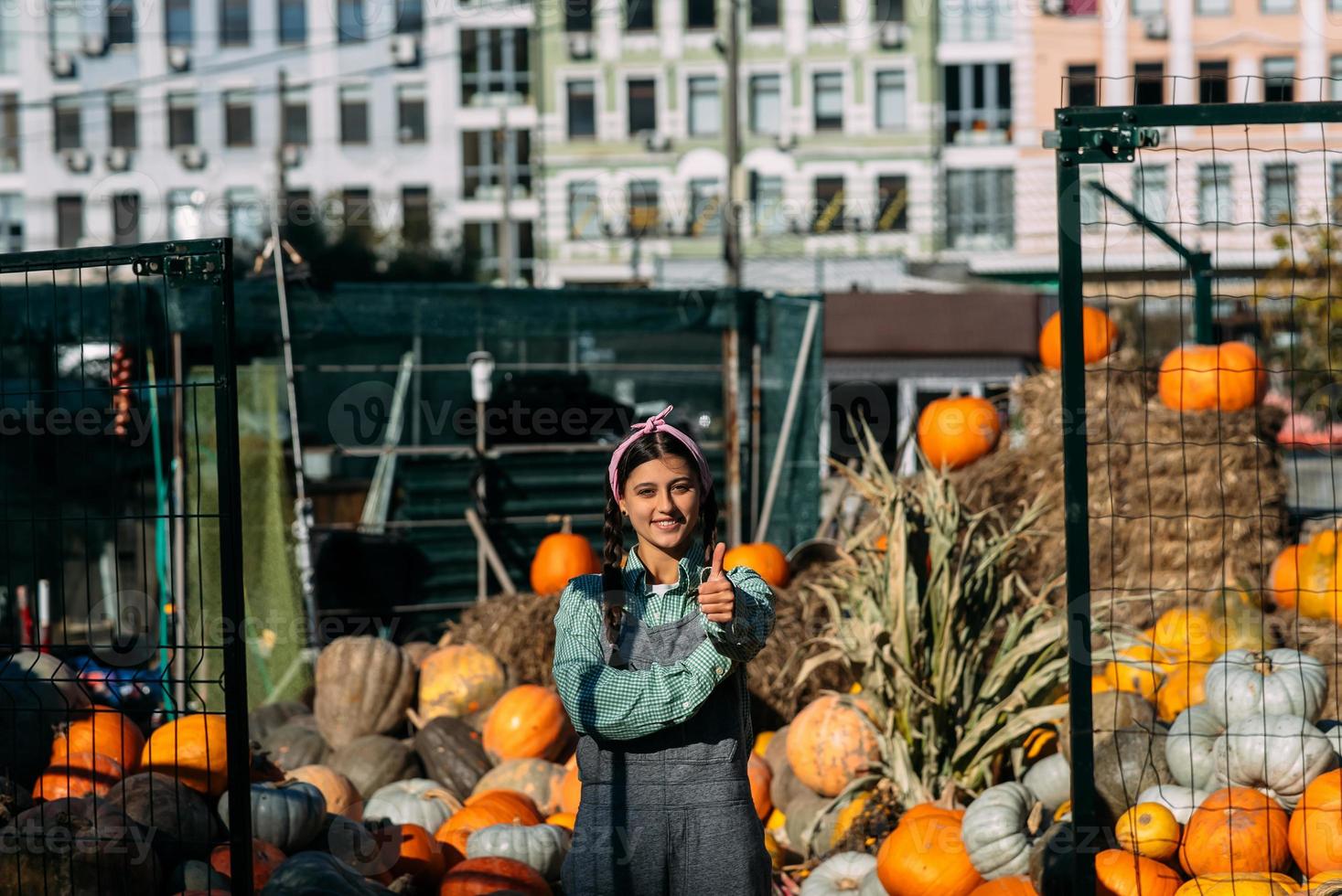 contadino donna vende autunno zucca raccogliere a il mercato foto