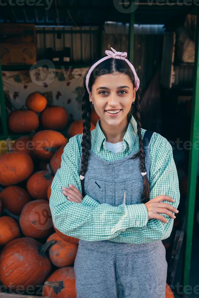 contadino donna vende autunno zucca raccogliere a il mercato foto