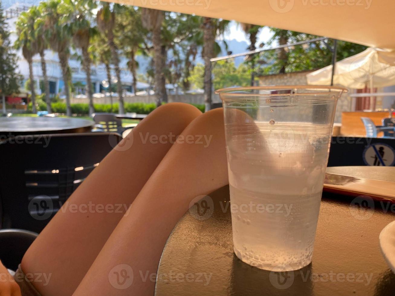 prima colazione nel letto, accogliente Hotel camera. concetto foto