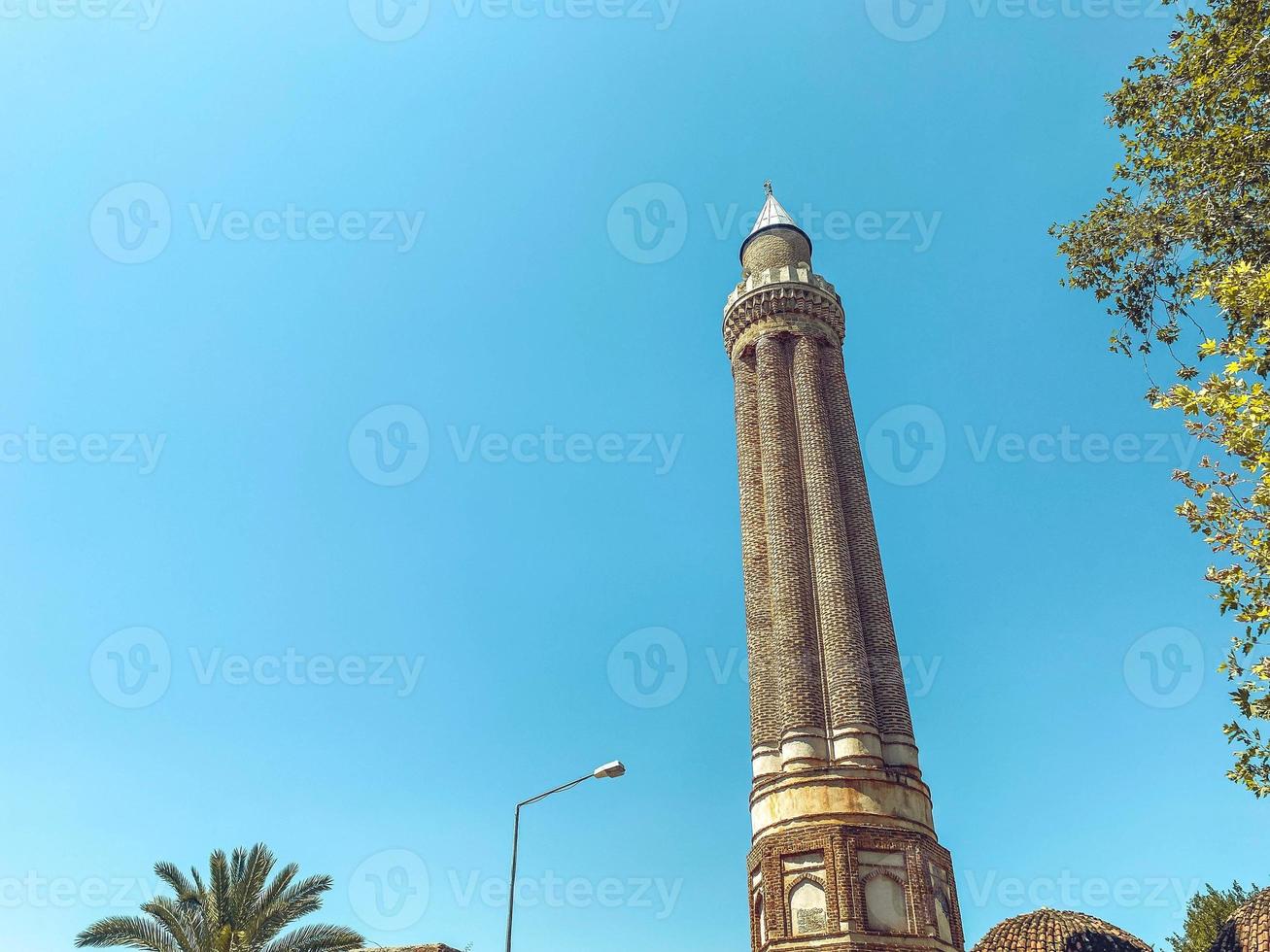 la zona nel un' piccante, tropicale nazione. alto Torre con finestre contro il blu cielo. Torre con un' alto pietra guglia. ufficio edificio nel un' caldo nazione foto