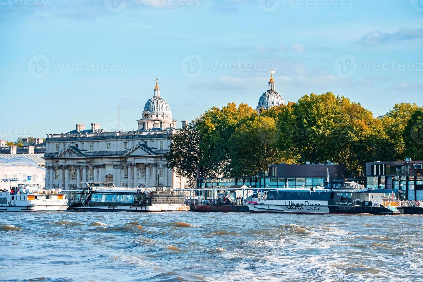 Barche e piccolo navi attraccato su un' fiume Tamigi nel Londra, UK. foto