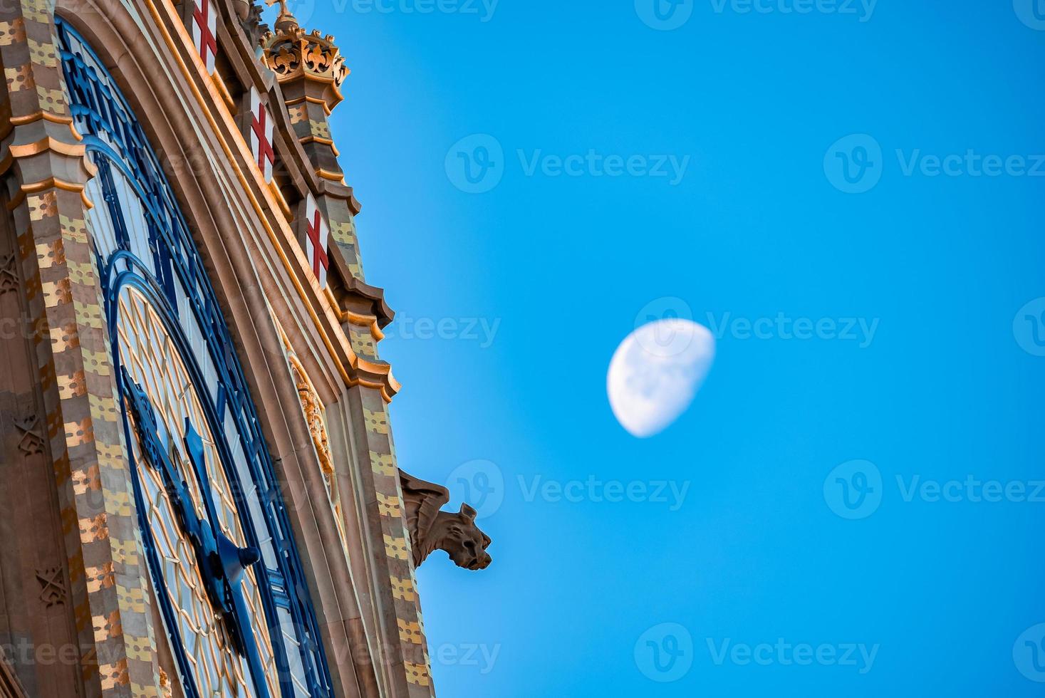 vicino su Visualizza di il grande Ben orologio Torre con un' Luna nel il sfondo. foto