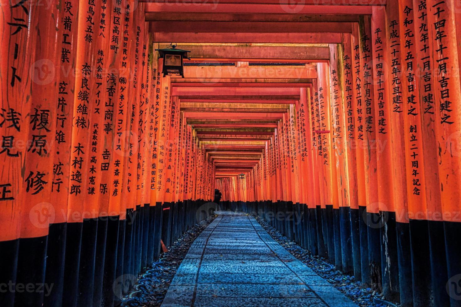 arancia cancelli a fushima inari taisha santuario nel kyoto, Giappone foto