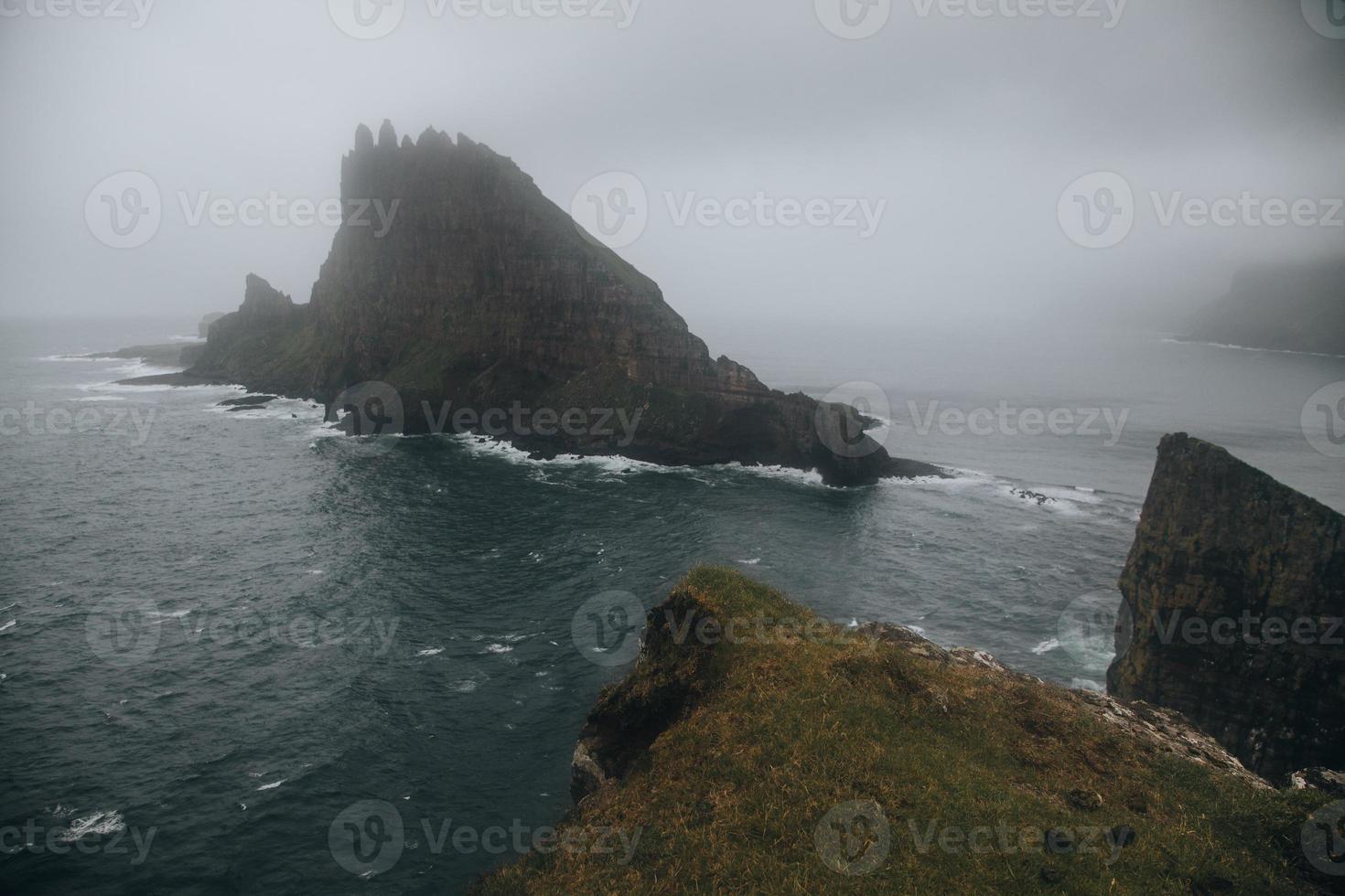 drangarnir e tindholmur nel il Faroe isole foto