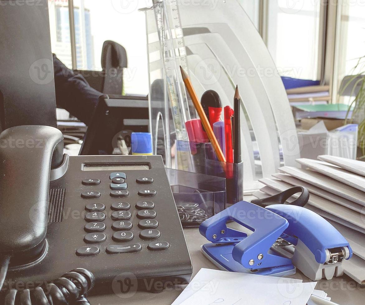 telefono fisso Telefono nel il ufficio su il tavolo. nero microtelefono con pulsanti e Schermo. si intende di comunicazione nel il ufficio. Stazionario Il prossimo per il Telefono foto