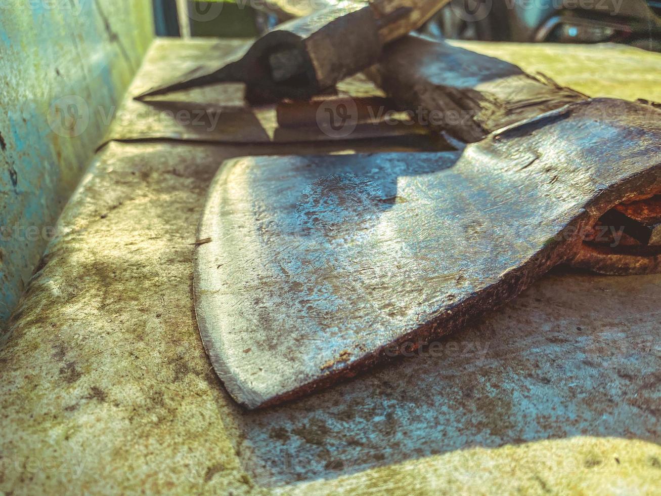 il ascia bugie su un' metallo panca. un' attrezzo per taglio Di legno, edificio un' Casa, Lavorando con Di legno. metallo ascia con maniglia fatto di naturale Materiale foto